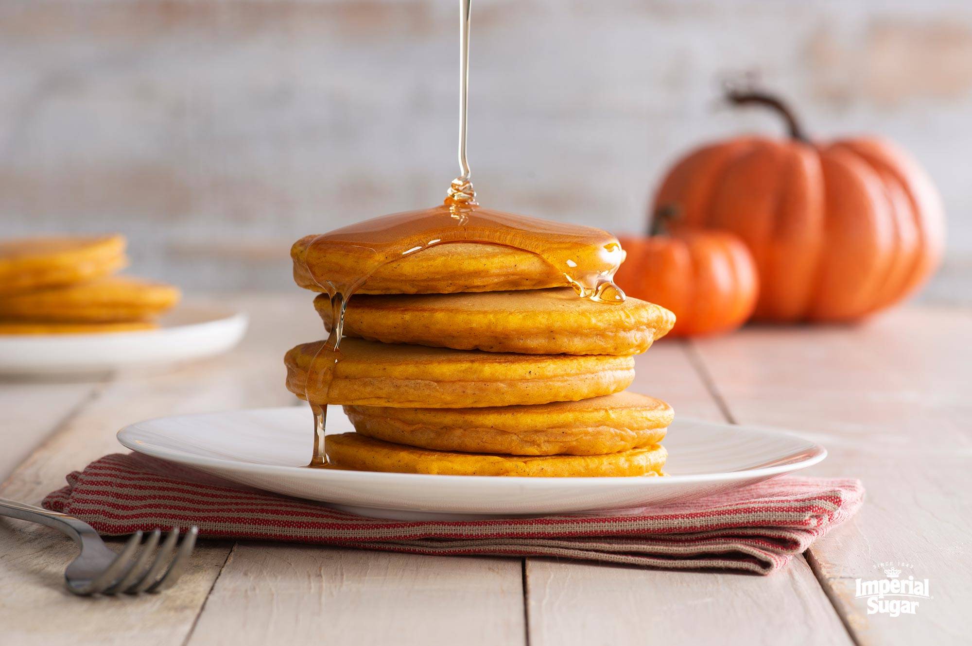 Тыквенные блинчики. Тыквенные панкейки. Блины с тыквой и сыром. Pumpkin Pancakes Recipe. Блины из тыквы нарезанные на треугольники.