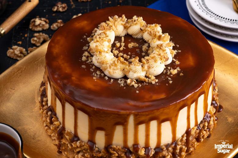 Flex Your Fall Baking Skills With This Salted Caramel Apple Crumble Cake |  Recipe | Caramel apple crumble, Apple crumble cake, Crumble cake recipe