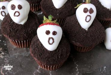 https://www.imperialsugar.com/sites/default/files/styles/tile_image/public/recipe/chocolate-covered-strawberry-ghost-cupcakes-imperial.jpg?itok=z-kyLxrQ