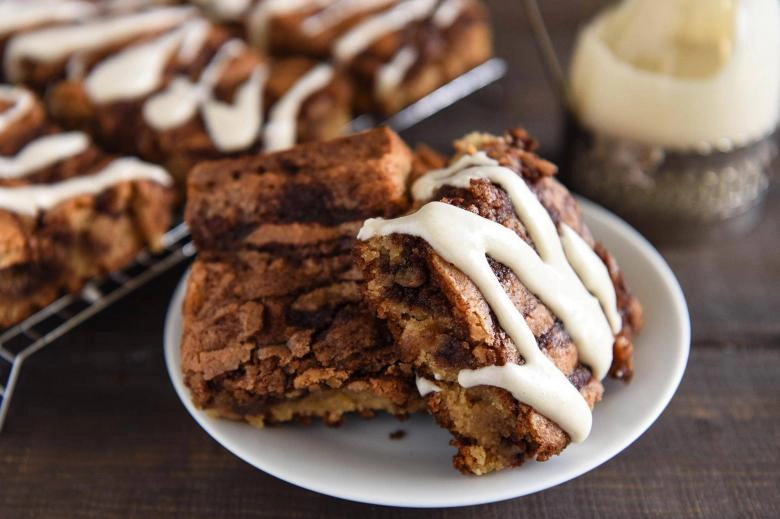 Cinnamon Roll Blondies